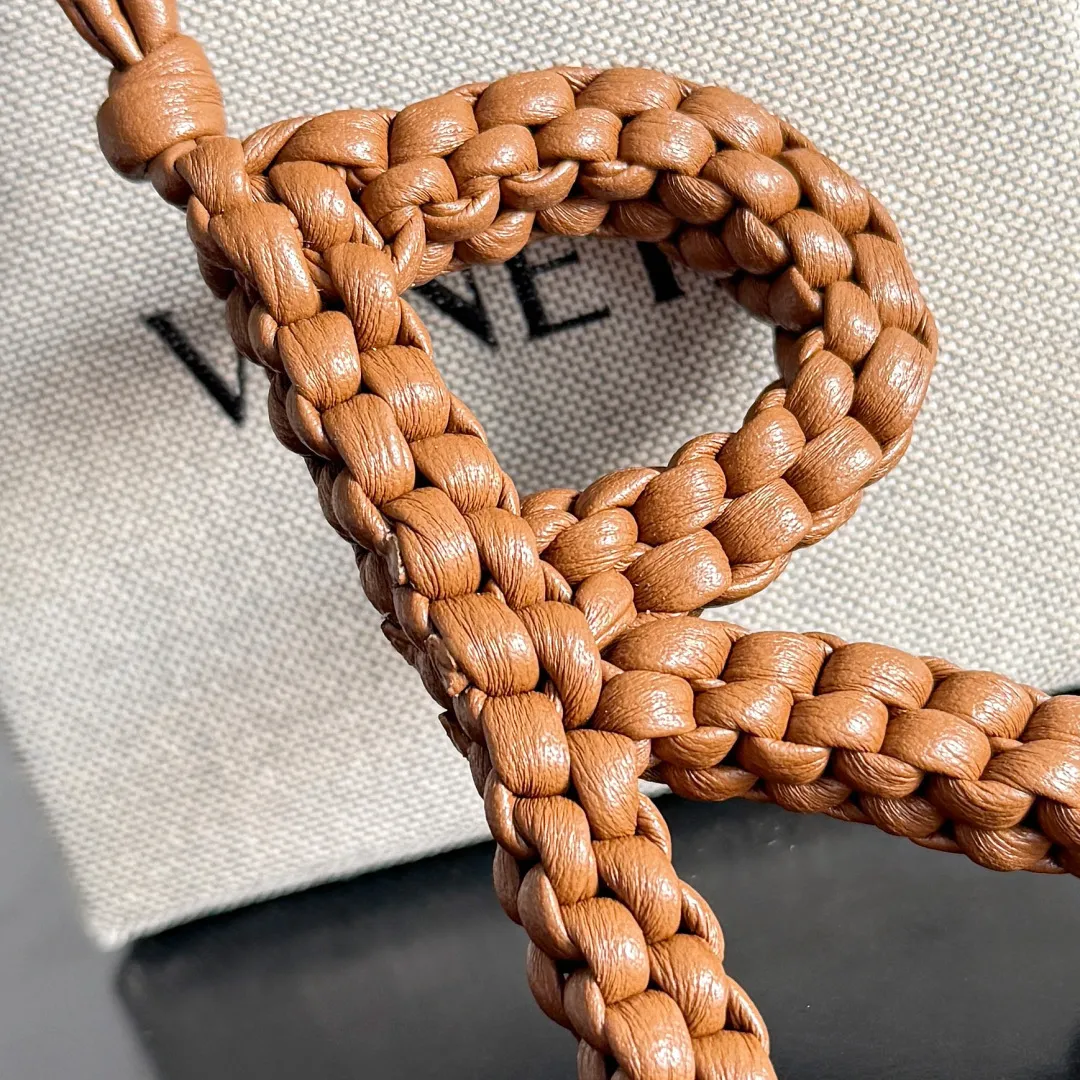 Batch 420 Let’s see what new cute little thing BV has released~ It’s this letter pendant, which is different from the puppy pendant. The weaving of this letter is more three-dimensional, and the material is very solid, and it is not easy to deform even if it is folded. Style number: R